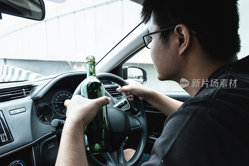 Man Driver Drinking Alcohol and Drunk While Driving a Car, Drunk Man Lose Control and Visual Visibility During Driving a Vehicle Car。违法违规和事故风险。